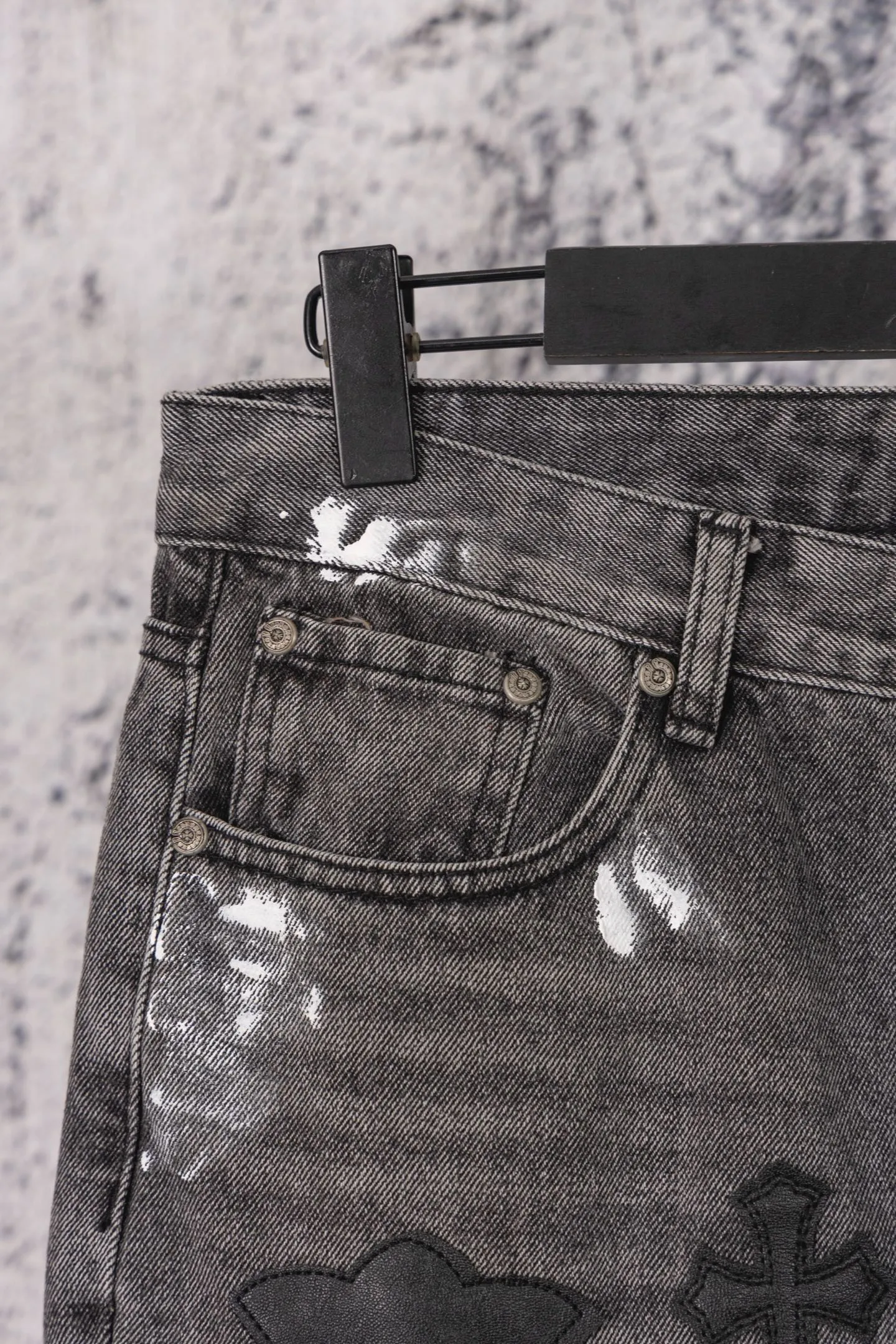 P330 CH Chromehearts colorful spliced ​​cross patch leather retro hand-painted splash-ink jeans, counter price 34W level, patch cross flower embellishment, washed jeans! ! An absolutely high-end luxury product, a 1.9W-level god-level single product, a super popular product, made by top heavy industry, a magic weapon that cannot be missed! [About Zangyin] This is an extremely luxurious fashion brand that can also be called the aristocracy of the high street. It has always been an exclusive brand for some hipsters or rich second generations. Compared with ordinary high streets, it is more luxurious and noble. Compared with luxury brands, it is more fashionable and individual. It has always been a brand that I have a special liking for. [Top heavy industry fashion design] Consistently high-street luxury style. Speaking of this style, the Zangyin family and GU family are definitely the leading representative brands. Especially the Zangyin family has really achieved a state-of-the-art effect in creating high-street style. The unique washed material is used to create this style. The color system is already quite eye-catching. After it is decorated with patchwork cross flowers, it cleverly highlights the charm of the brand. Secondly, this style uses classic The high-waist cutting design highlights the long legs and fashionable temperament of the upper body. The brand is highly recognizable and the slim fit configuration is more suitable for daily wear. It is a product that interprets personality, fashion, and specifications at a glance. This single product is enough to make any fan excited. It can be a white T-shirt for a youthful college style, or a tight suspender for a royal style. It has strong matching ability and can be easily controlled by men.  [Materials and craftsmanship] Needless to say, this point goes without saying. As an excellent craftsman brand, Zangyin’s requirements for details and craftsmanship are really perfect. The washed color of this model has gone through so many processes, not to mention the embellishment of denim appliques. It is also purely hand-made and sewn. Just like what they believe in, only hand-made things have soul and have the meaning of wear. A top-notch heavy-duty fashionable denim item, I look forward to your perfect interpretation! !  Color: black gray Size: 28-36